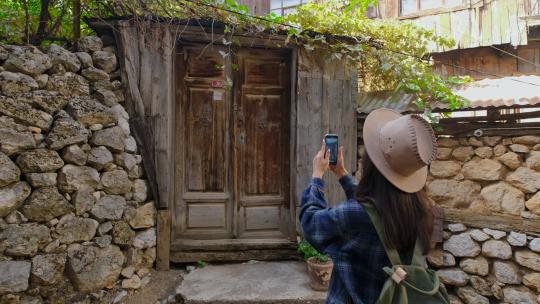 旅游女子为旧门拍照