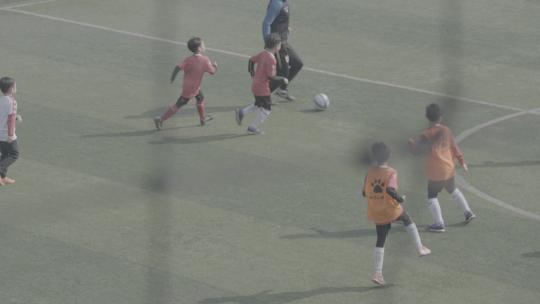 成都西村大院孩子踢足球运动