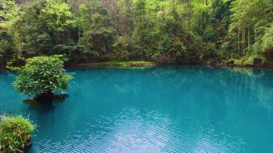 荔波小七孔风景之蓝色的水绿色的山