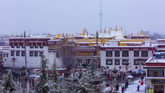 西藏拉萨大昭寺雪景八廓街人流全景高清延时