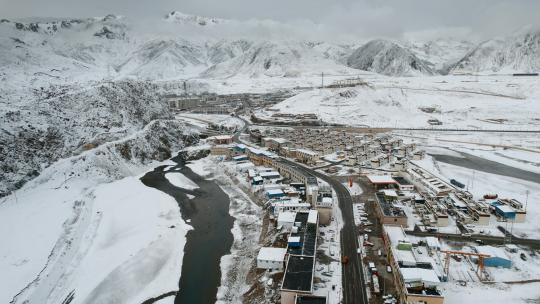 西藏旅游风光317国道大雪县城