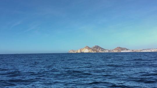 在一个美丽晴朗的日子里，从太平洋看卡波圣卢卡斯