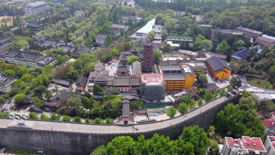 4k 航拍南京明城墙边的鸡鸣寺古建筑