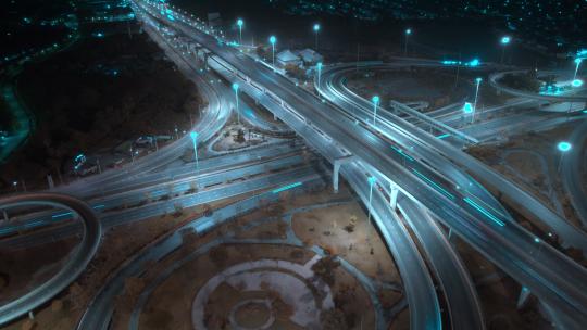 4K：延时鸟瞰图和城市交通俯视图。有车位的高速公路