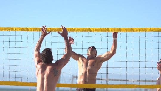 玩沙滩排球的男人视频素材模板下载