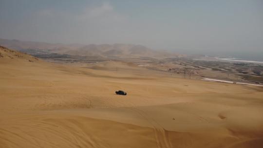 越野车在沙丘上行驶