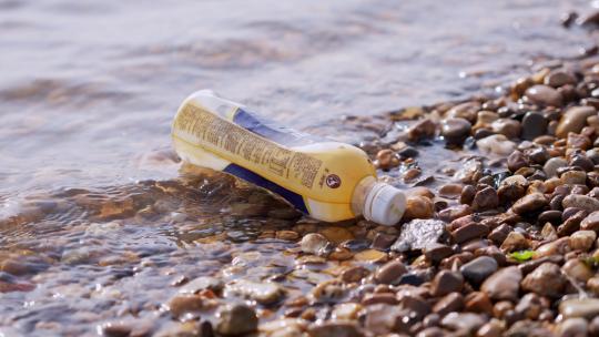 水边乱扔垃圾塑料瓶垃圾污染生活垃圾yz