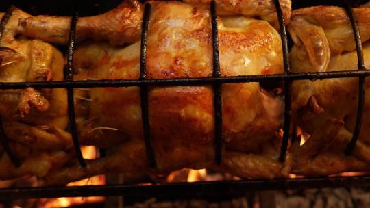 滋滋冒油的木炭烤鸡烧鸡烤肉美食