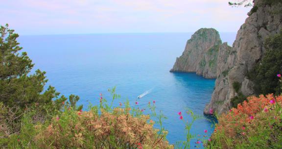 意大利卡普里岛的山脉和海洋景观
