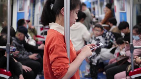 地铁玩手机刷抖音的女性视频素材模板下载