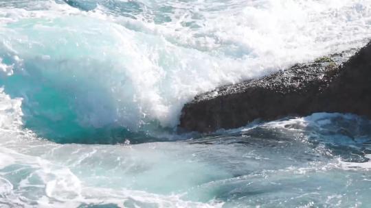 海浪拍打石头高清在线视频素材下载