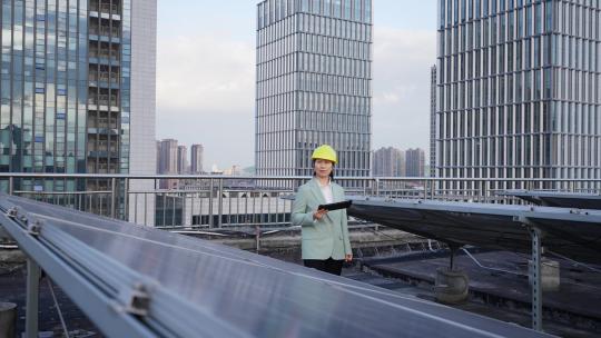 女性工程师拿着平板电脑在屋顶光伏发电站
