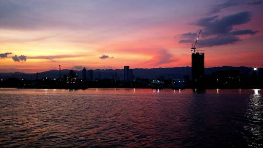 日落时海港的景色