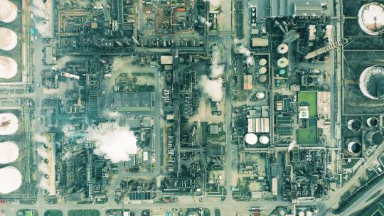 鸟瞰工厂钢厂化工厂炼油厂金属厂烟囱污染