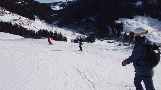 女孩在阿尔卑斯山滑雪