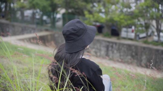 人物背影 男生 女生背影 草地 唯美背影