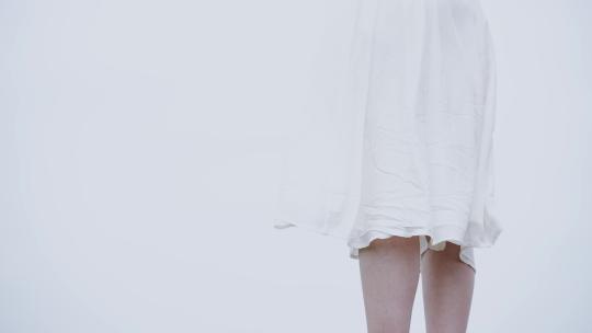 仰视美女穿着白色裙子站在台子上视频素材模板下载