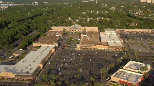 无人机视图飞向佛罗里达州德斯廷银沙奥特莱斯购物中心的中心球场区域。