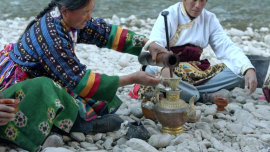 藏族妇女打酥油茶