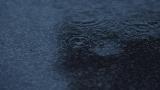 下雨天水滴到地上升格慢镜头