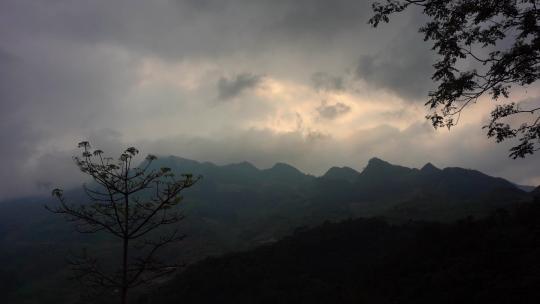 阴天多云大山风景