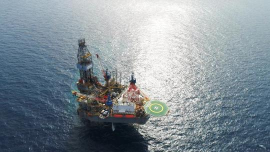 航拍海上海洋石油工程石油生产管道