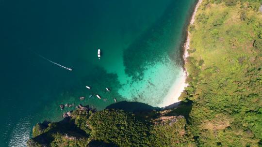 一艘船在安达曼海美丽的绿松石蓝色水中行驶的俯视图