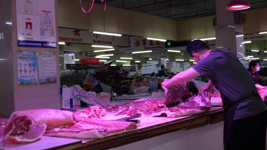 菜市场大肉铺工作中的商贩视频素材模板下载
