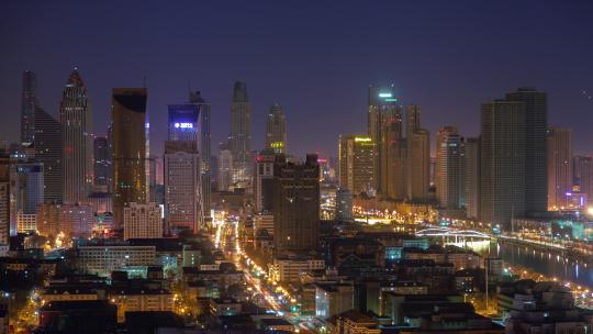 夜晚车辆在城市里穿梭 夜景北京车流线