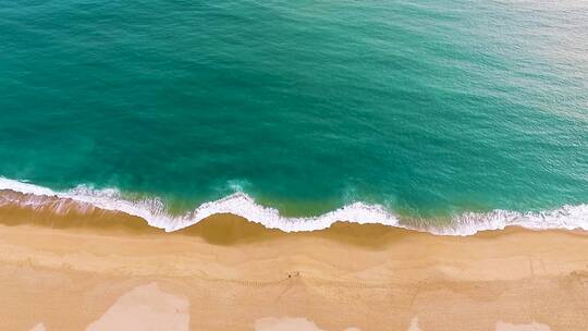 无人机拍摄的海滩蓝色的水