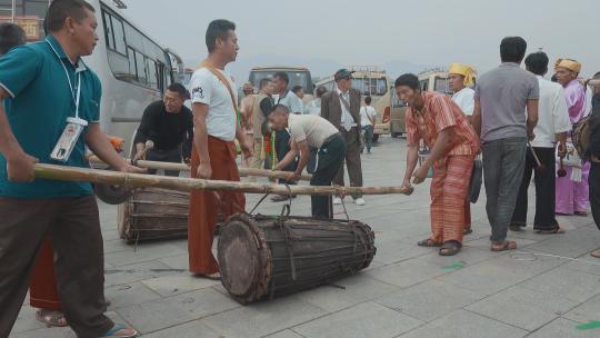 云南旅游德宏泼水节傣族象脚鼓表演准备