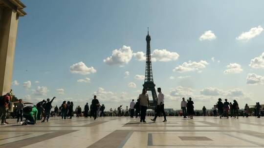 游客在法国巴黎参观埃菲尔铁塔