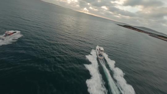 FPV无人机航拍几辆摩托艇海面航行划出海浪