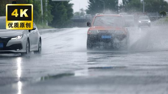 雨天车辆再积水道路中行驶溅起水花