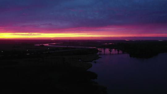 北卡罗来纳州威尔明顿恐怖角河上多彩的日落视频素材模板下载