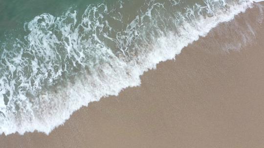 海浪沙滩海浪拍打沙滩航拍旅拍素材潮汐