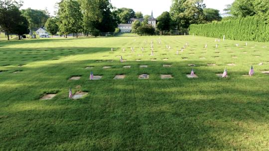 美国国旗在纪念美国战争老兵的墓地上飘扬