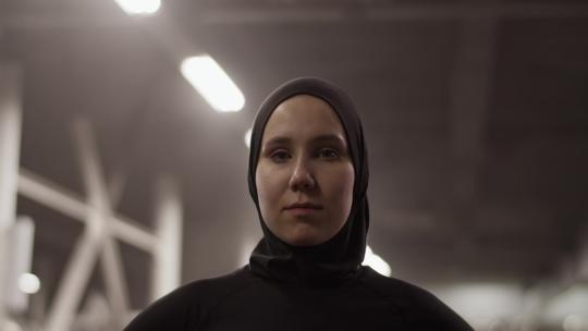 穆斯林女运动员看着相机