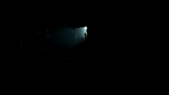 洞里黑暗中的人影山洞探索