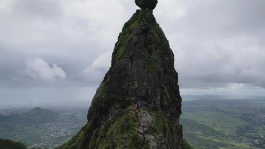 环绕航拍攀登险峻的人形山峰