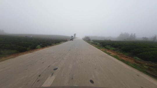 大雾天开车行驶在乡间道路第一视角