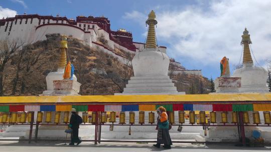 西藏拉萨布达拉宫下宗角禄康白塔转经的信众视频素材模板下载