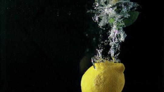 柠檬落入水中超级慢动作