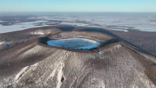 黑龙江五大连池格拉球山火山口天池航拍景观