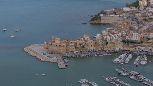 1287_一个意大利小镇的码头和港口