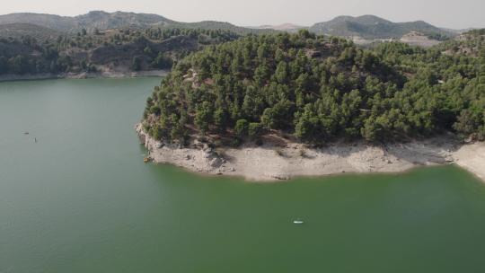 马拉加阿尔达莱斯埃尔乔罗湖的电影空中游览，揭示瓜达尔霍康德之家