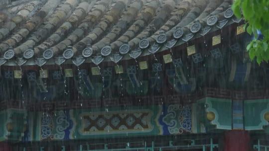 雨天中式建筑屋檐雨滴雨水雨景