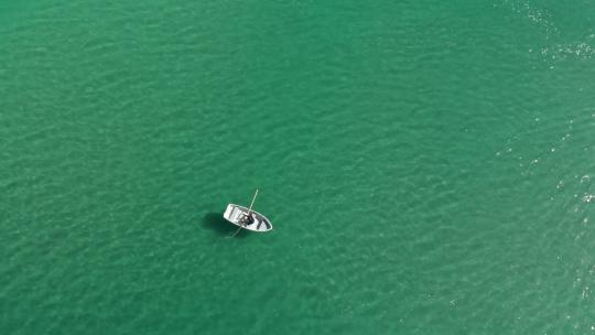 碧绿的水面上有人在划船
