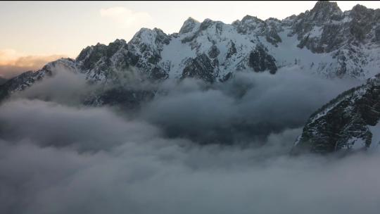 西藏林芝察隅大峡谷早晨雪山云海