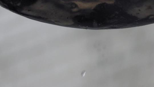 水滴落下 杆子上的雨水一滴一滴落下来视频素材模板下载